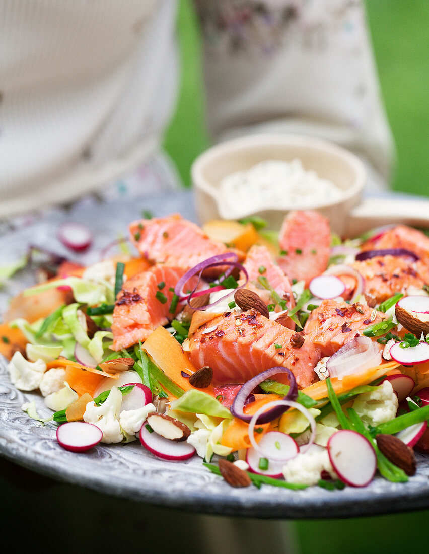 Rohkostsalat mit kurzgebratenem Lachs und Mandeln