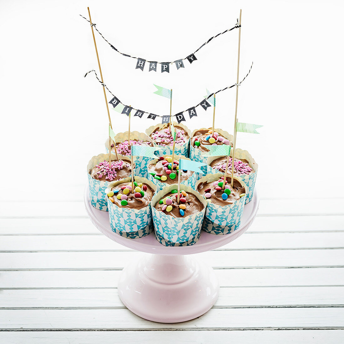 Hübsch dekorierte Cupcakes zum Geburtstag