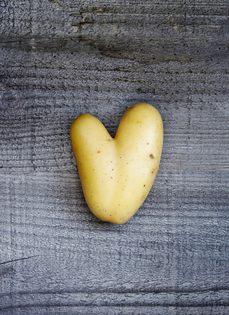 Rohe Kartoffel in Herzform