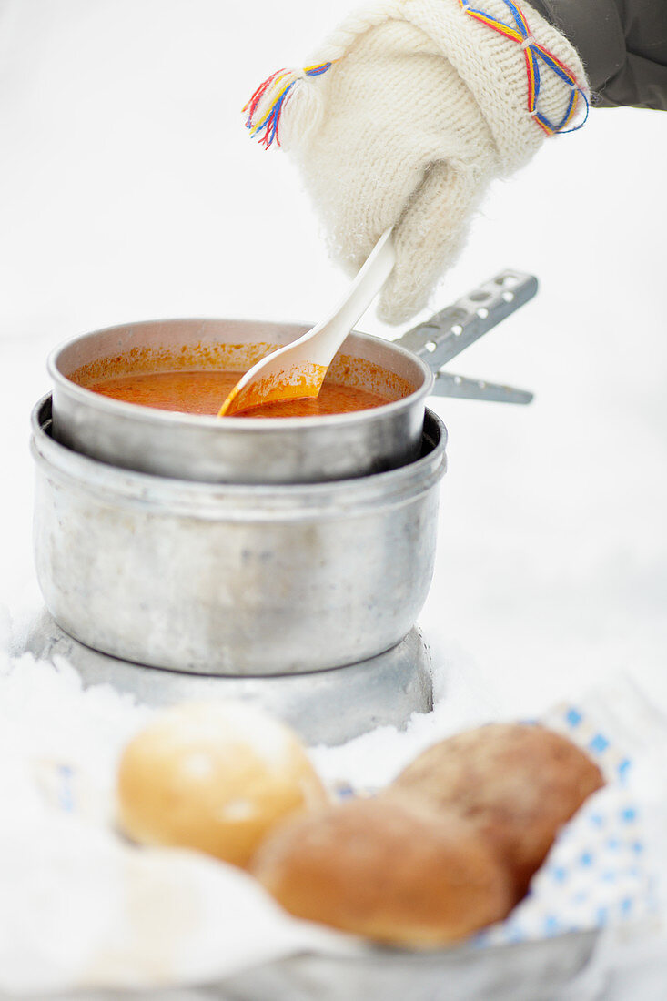 Suppe kochen im Schnee