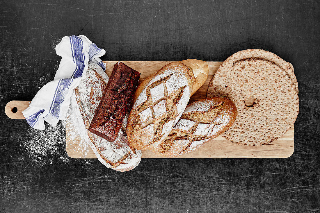 Verschiedene Brote auf Holzschneidebrett