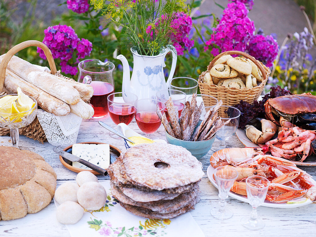 Skandinavisches Buffet mit Brot und Flusskrebsen im Garten