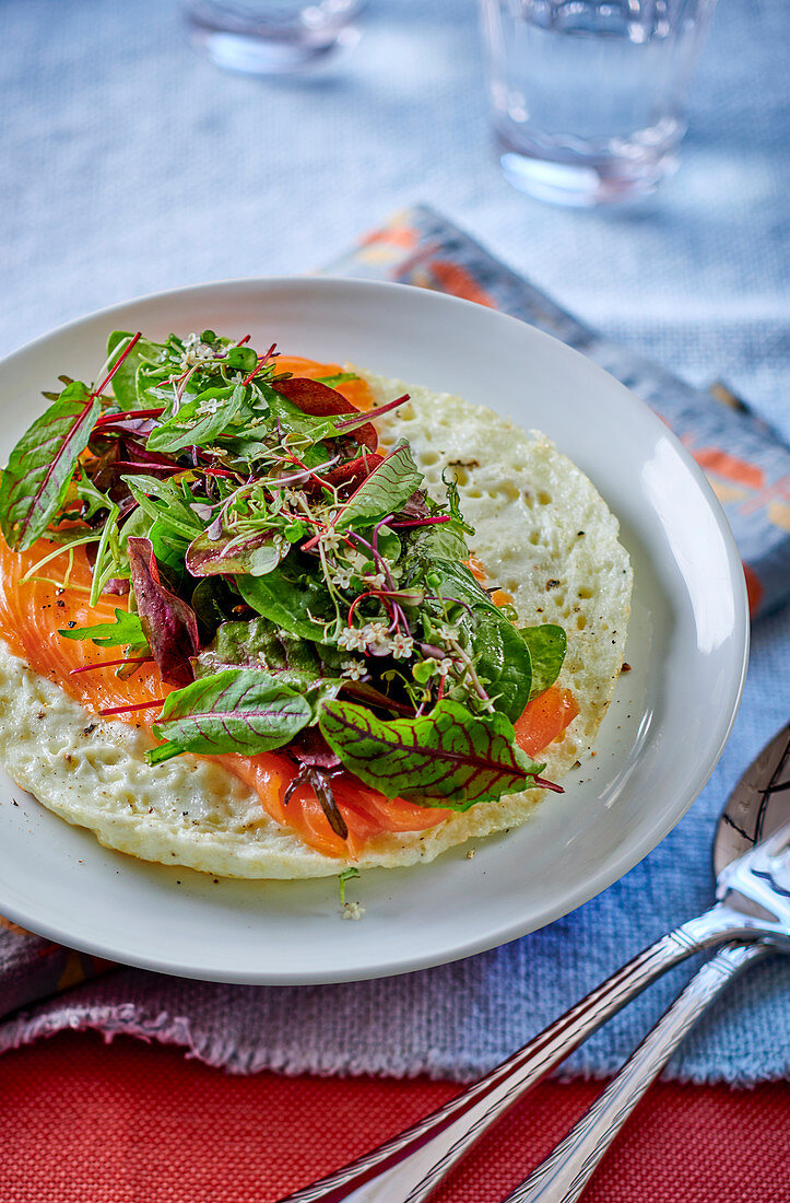 Lachs-Omelett mit Plücksalat