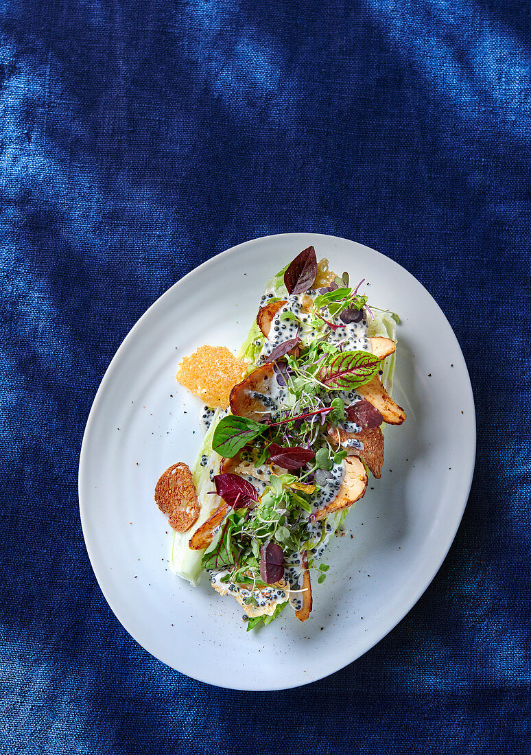 Cäsarsalat mit Hähnchenfleisch und Kaviar-Dressing