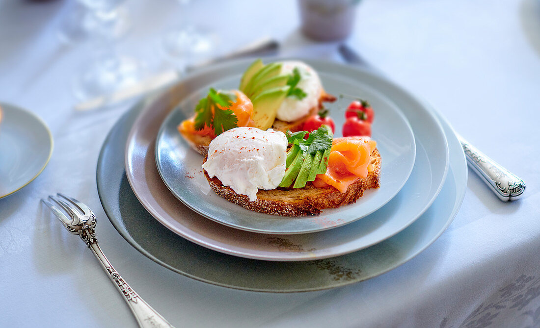 Lachs-Avocado-Brot mit pochiertem Ei