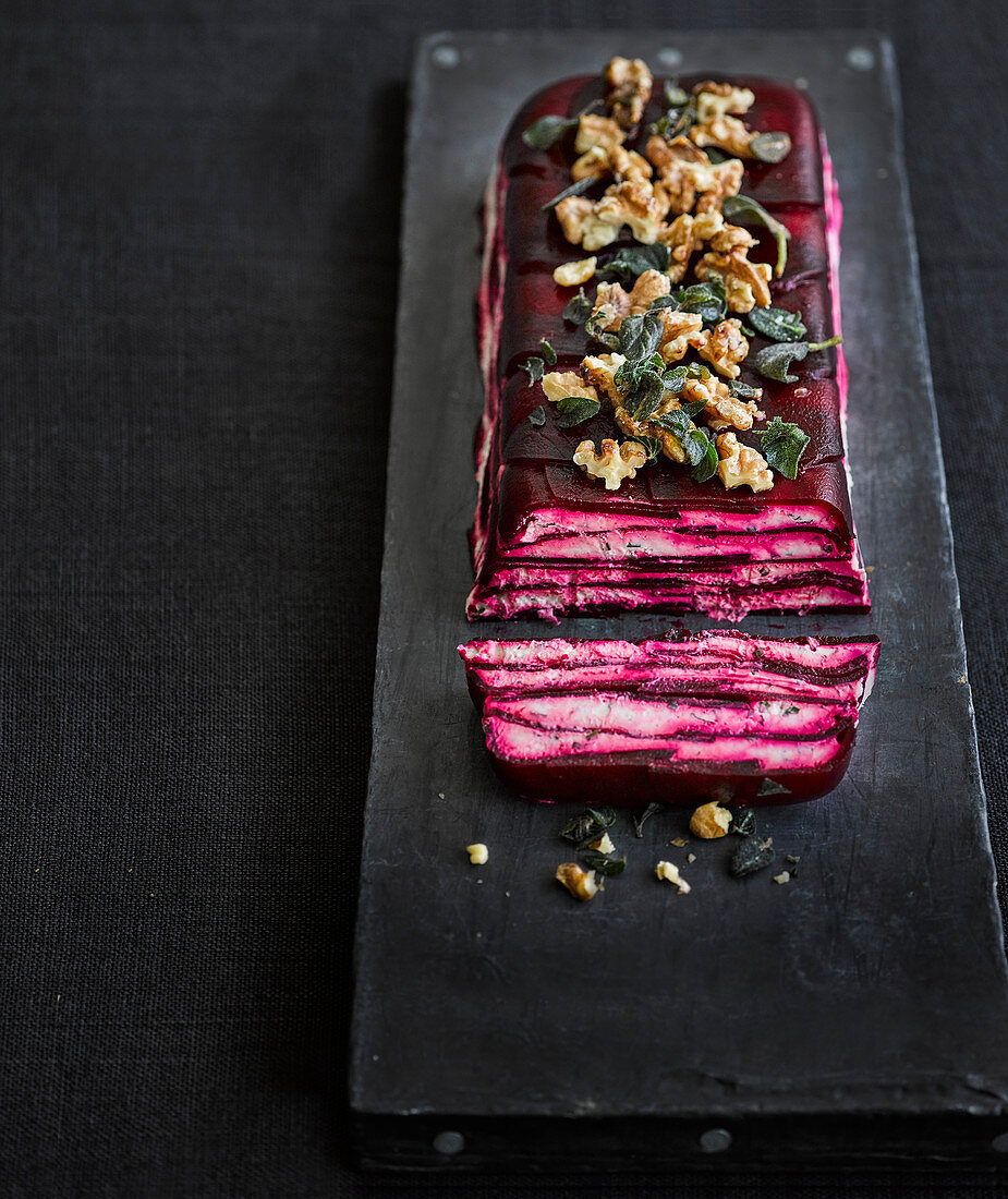 Vegetarische Rote-Bete-Terrine mit Walnüssen