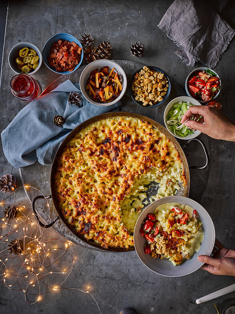 Große Macaroni and Cheese Pfanne mit verschiedenen Toppings