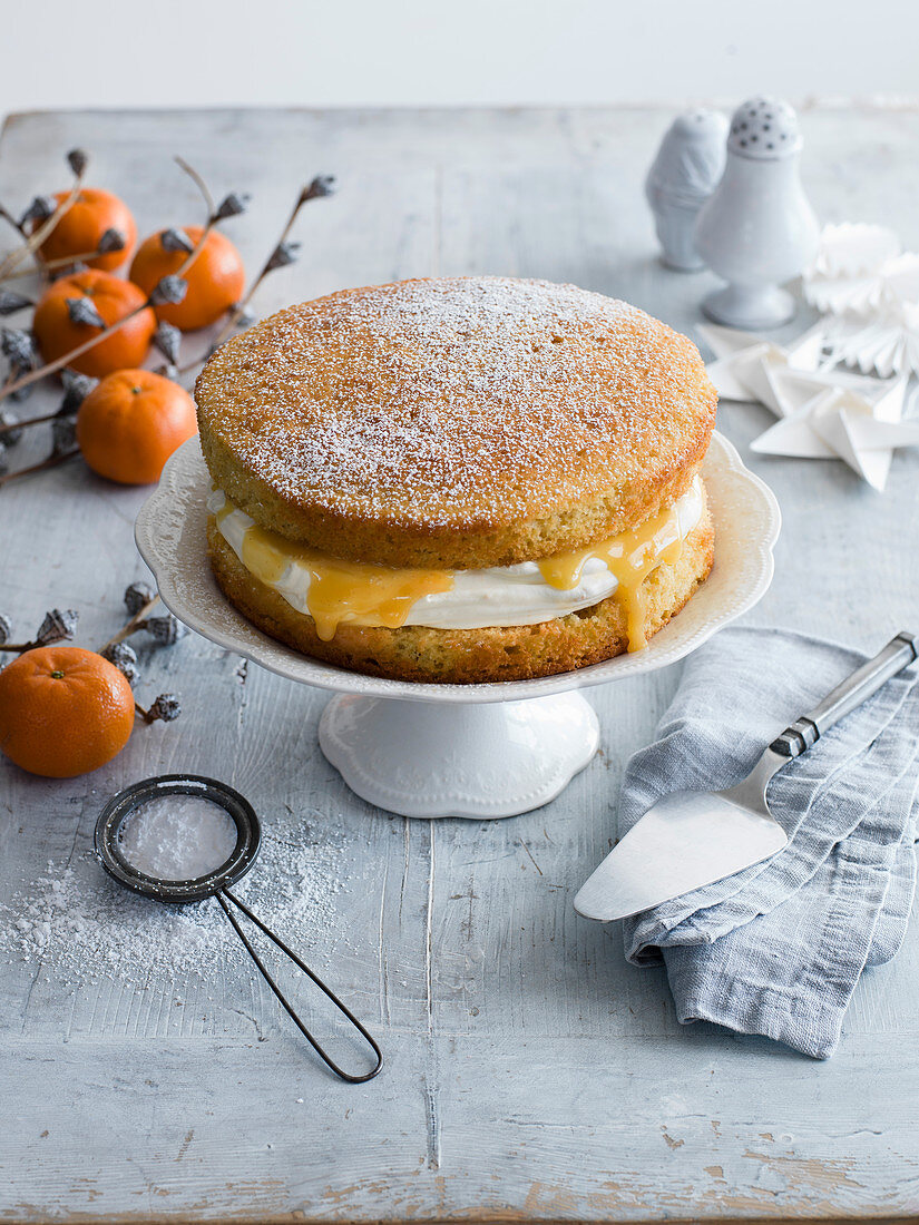 Victoria sponge cake mit Clementinen-Sahne und Gewürz-Orange Curd