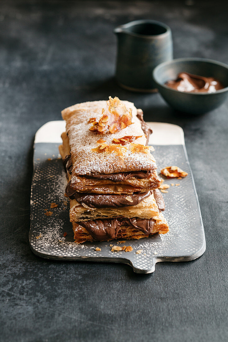 Schokoladen-Millefeuille mit Mandelkrokant