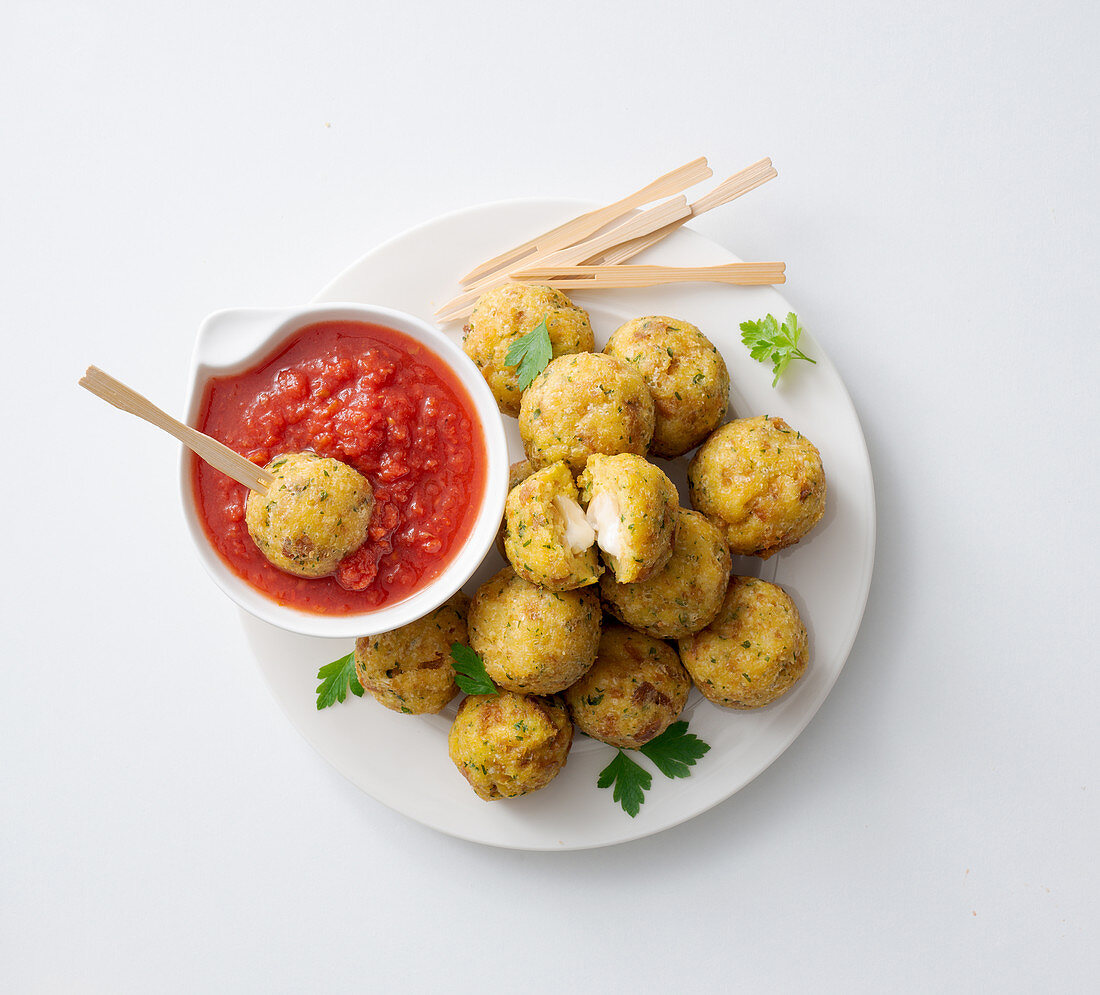 Gebratene Käse-Brot-Bällchen mit scharfer Tomatensauce