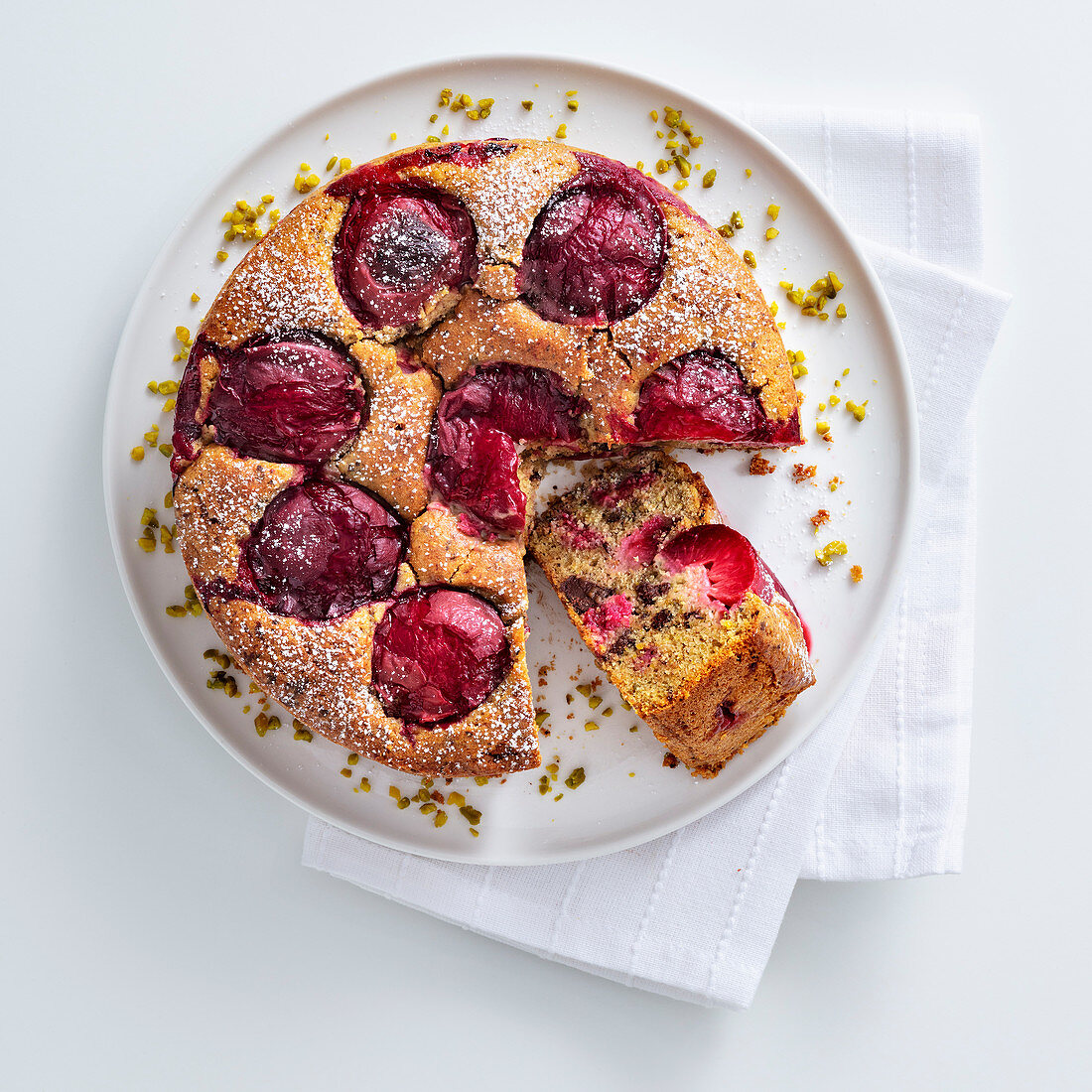 Pflaumenkuchen mit Schokolade und Pistazien