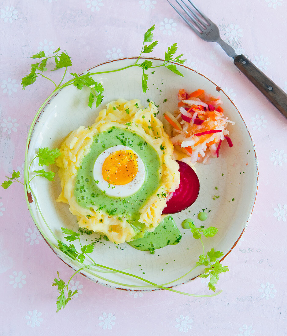 Kartoffelstampf mit Ei, grüne Sauce und Rohkostsalat