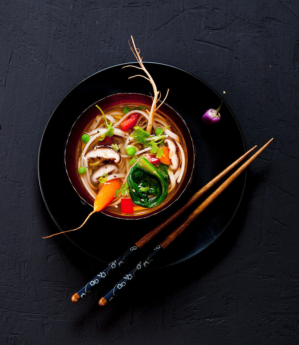 Asiatische Suppe mit Shitakepilzen Gemüse und Korianderwurzeln