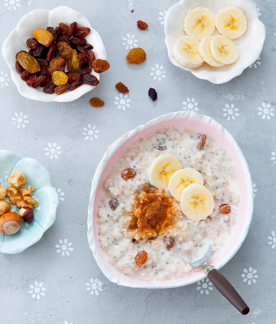 Porridge with raisins, bananas and nuts
