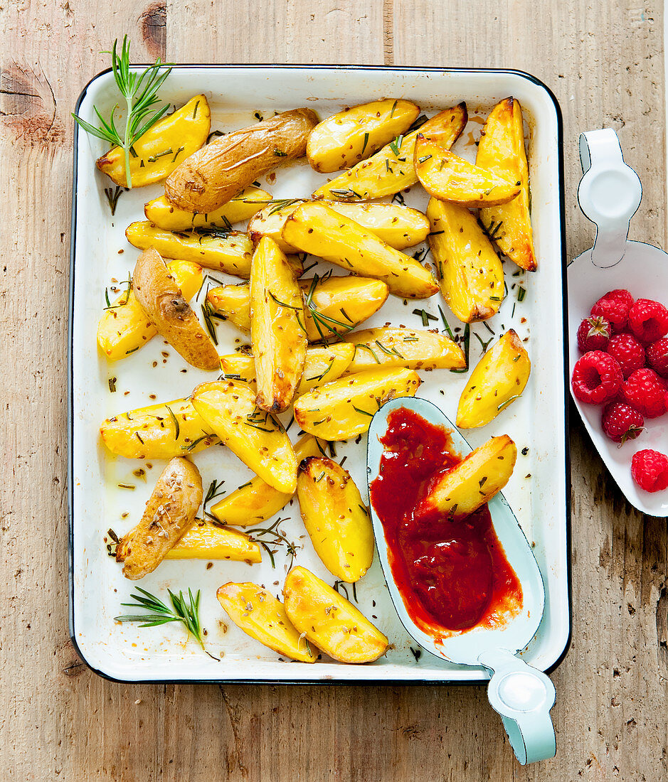 Potato wedges with rosemary and raspberry ketchup