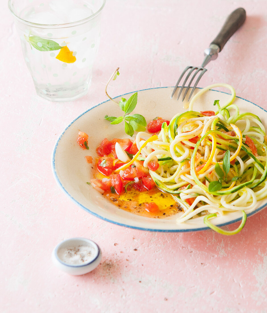 Zucchinispaghetti mit Tomatensauce