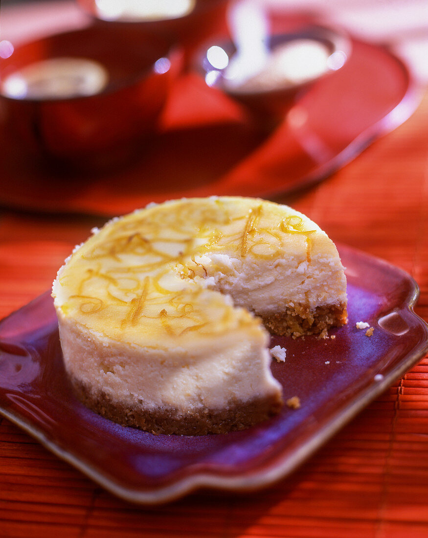 Kleiner Cheesecake mit Keksboden und Zitronenzesten