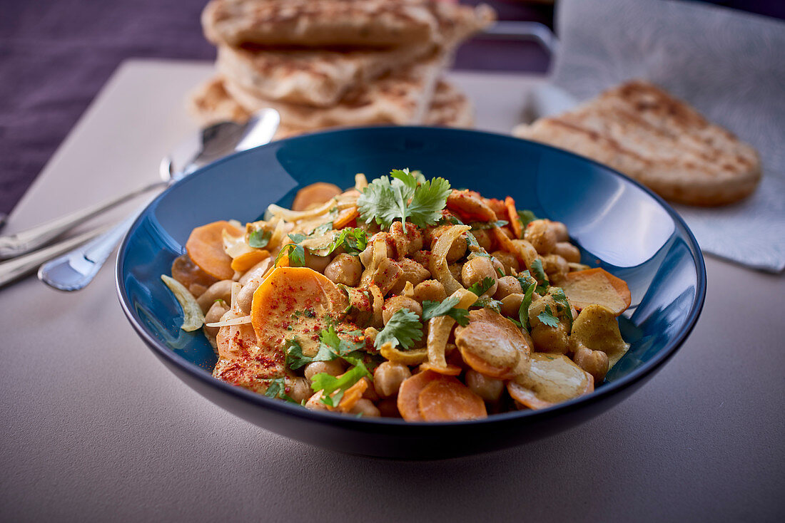 Vegetarian chickpea curry with naan bread