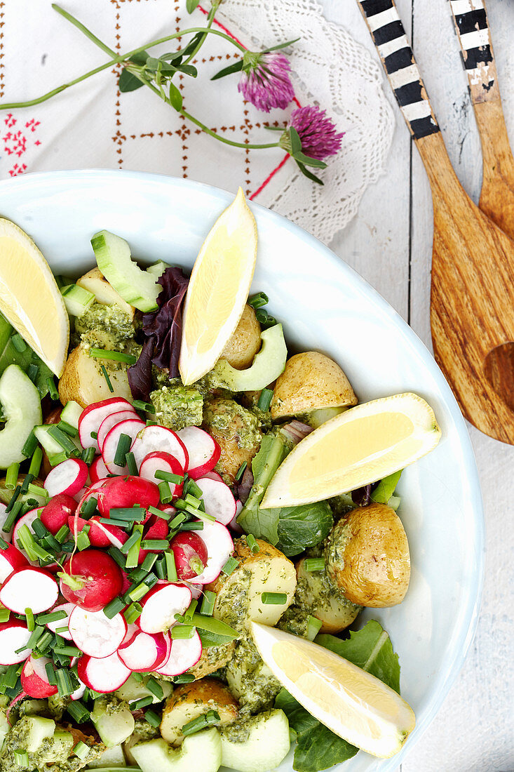 Gemüsesalat mit Kartoffeln, Radieschen, Pesto und Zitronen