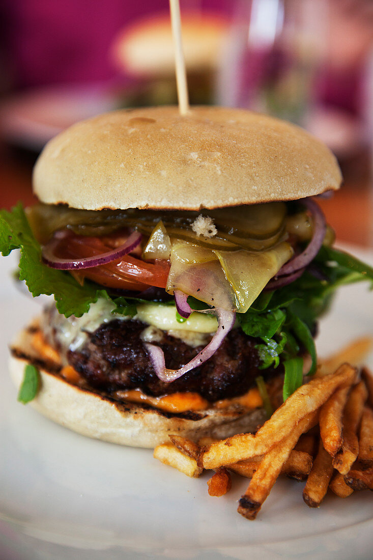 Cheeseburger mit Pommes