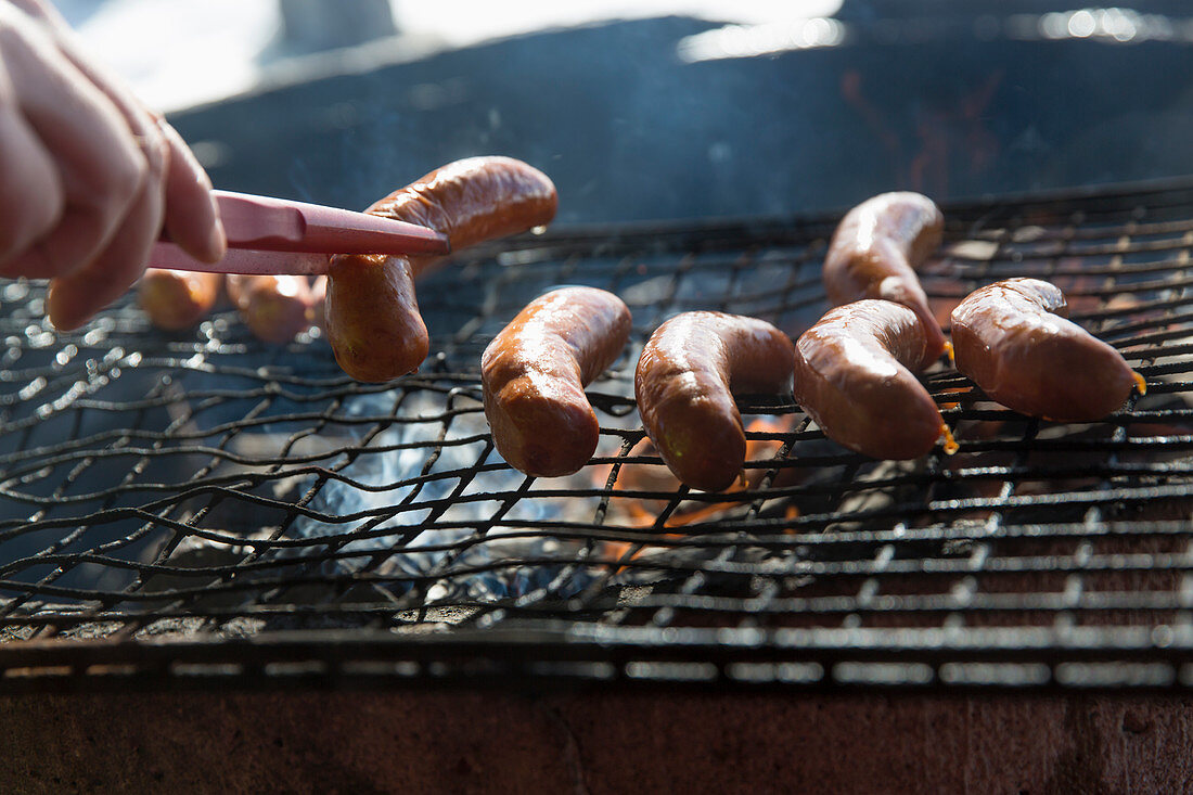 Würstchen auf dem Grill