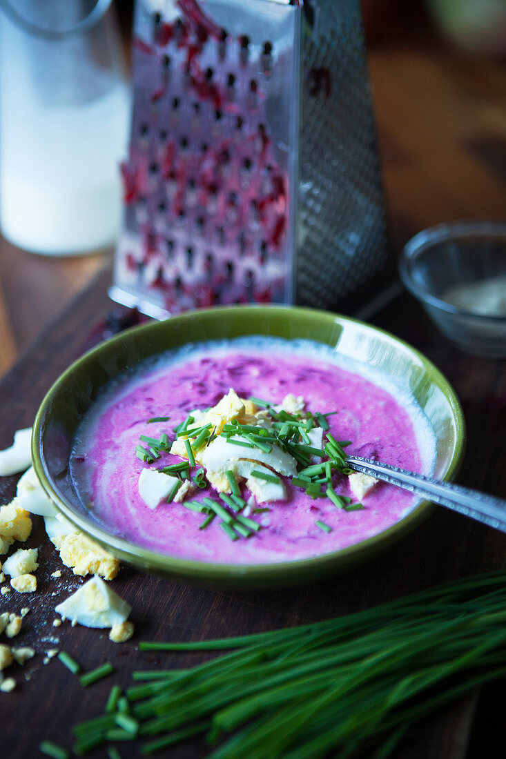 Kalte Rote-Bete-Suppe mit hartgekochtem Ei