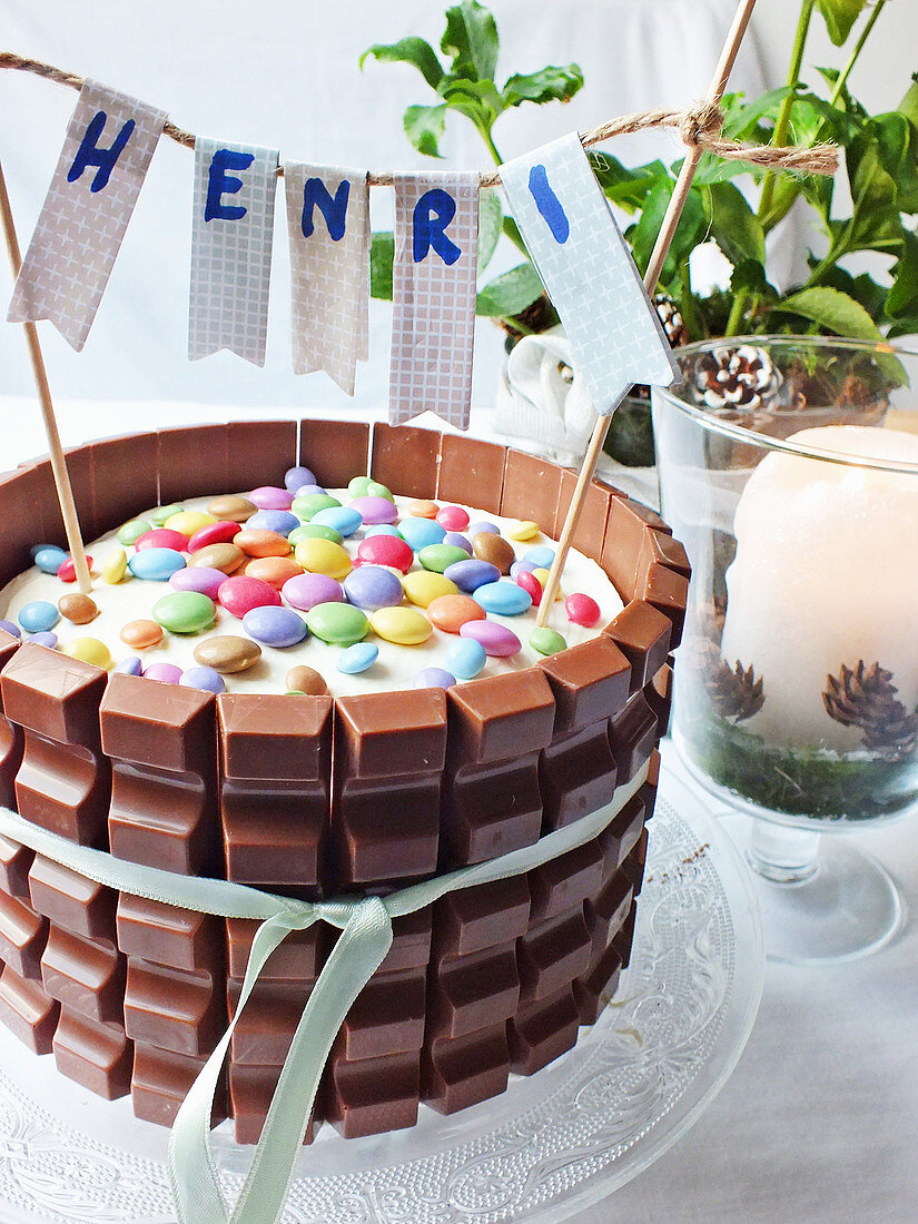 Torte mit Kindersschokolade und bunten Schokolinsen