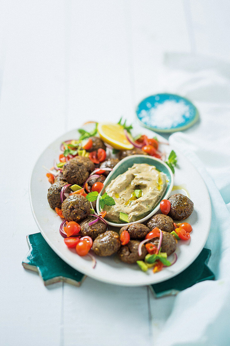 Gebackene Falafel mit Auberginendip