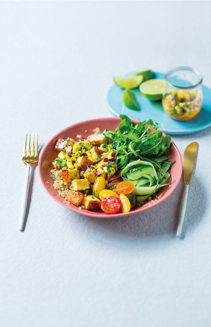 Halloumi-Salat mit Ananas-Kurkuma-Dressing