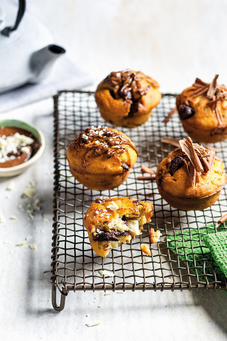 Chocolatechip Muffins auf Abkühlgitter