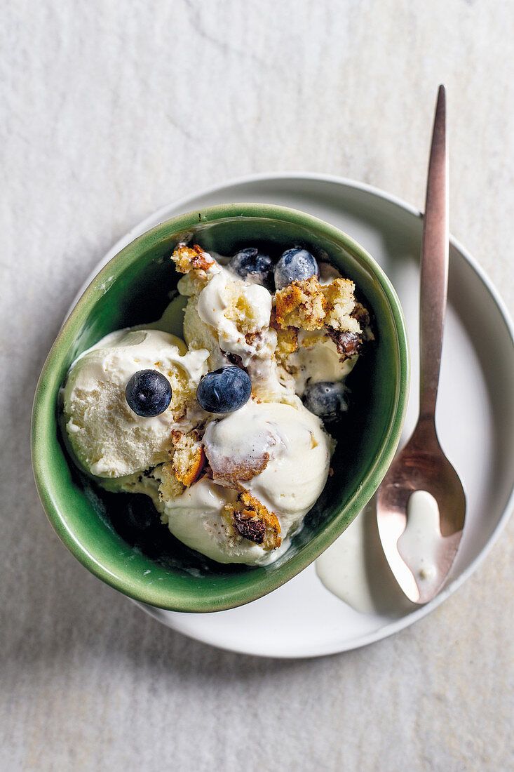 Chocolatechip-Muffin-Eis mit Heidelbeeren