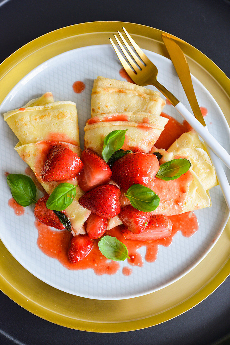 Pfannkuchen mit Erdbeeren und Basilikum
