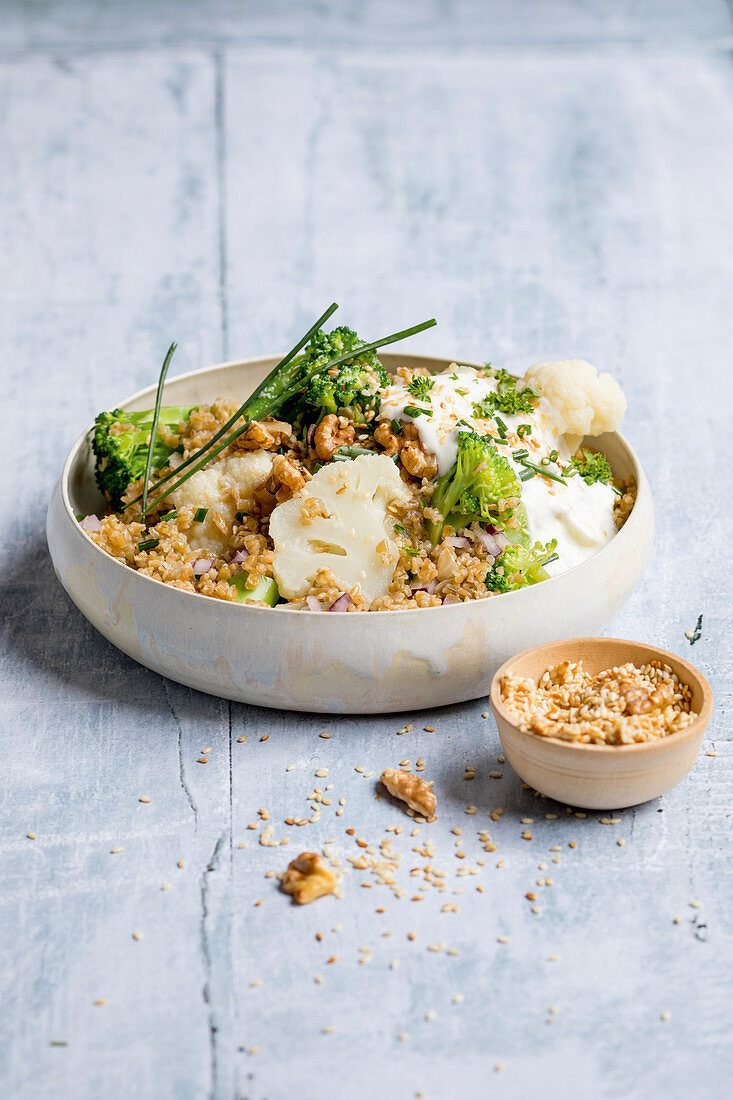 Bulgursalat mit Brokkoli, Blumenkohl und Walnüssen