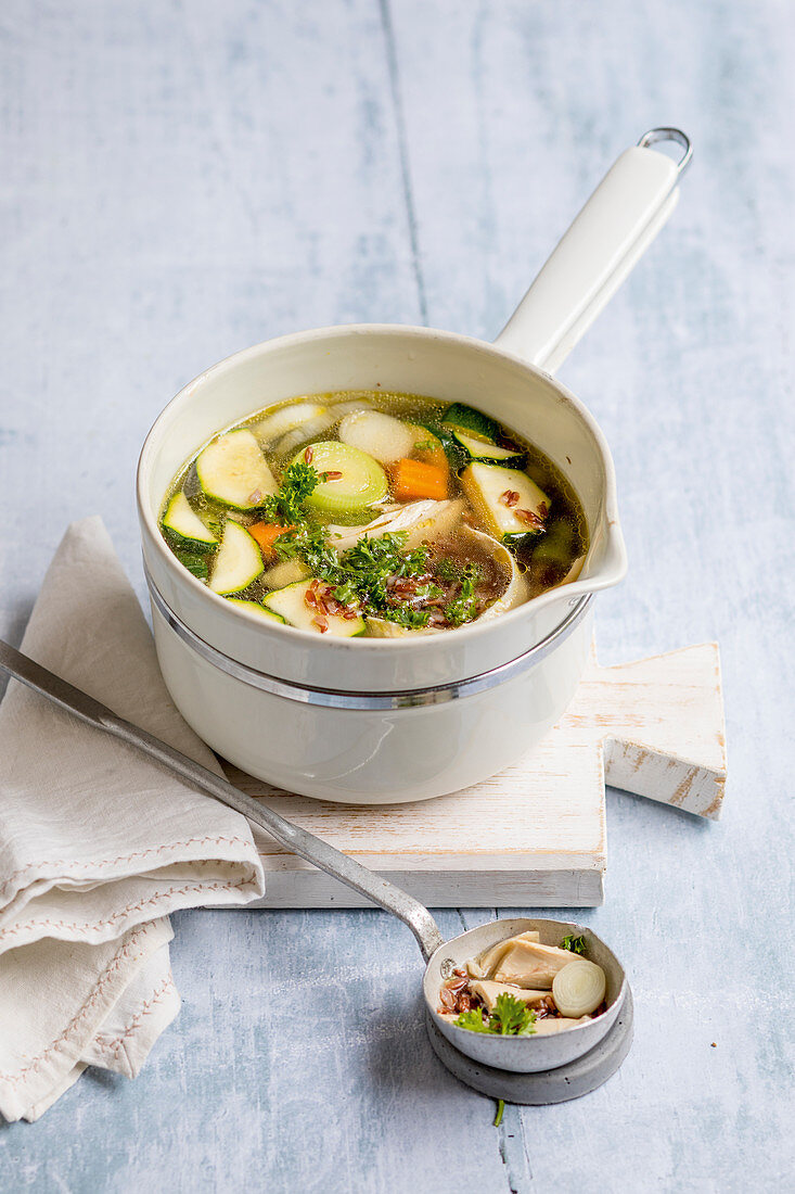 Hühnersuppe mit rotem Camarque-Reis und Gemüse