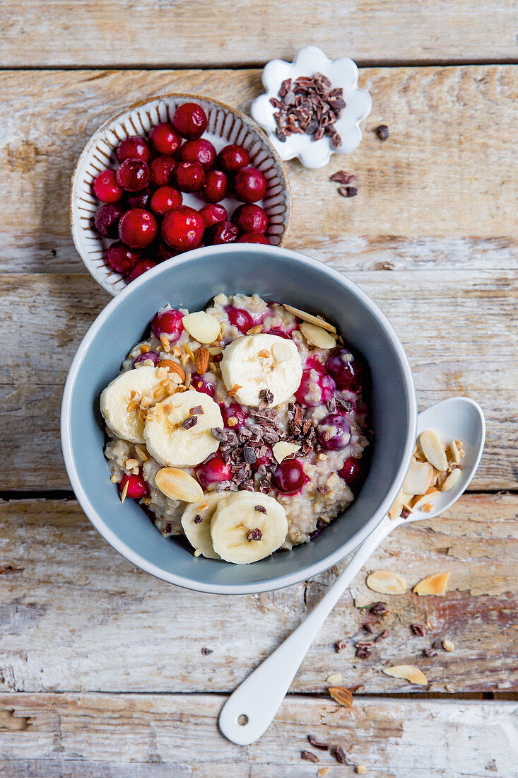 Mandel-Oatmeal mit Bananen und Cranberrys