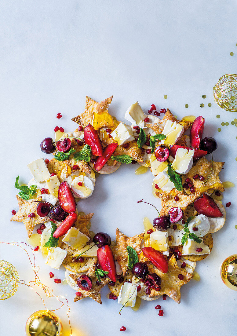 Wreath platter with shortcrust pastry, crackers, cheese and cherries