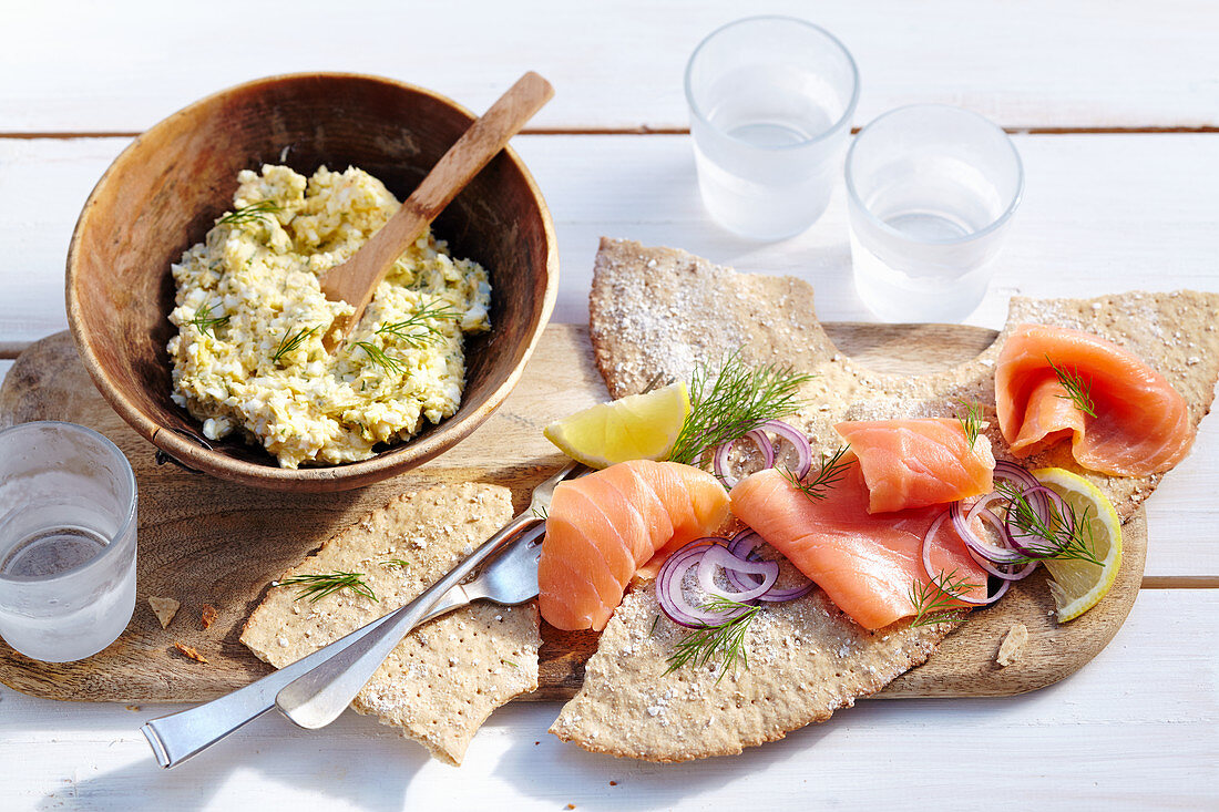 Crispbread with smoked salmon and egg mustard butter
