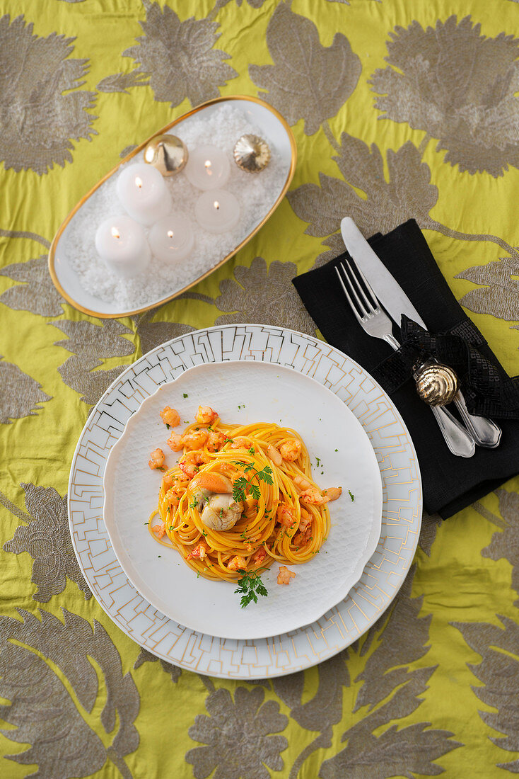 Spaghetti mit Campari-Garnelen-Jakobsmuschel-Ragout