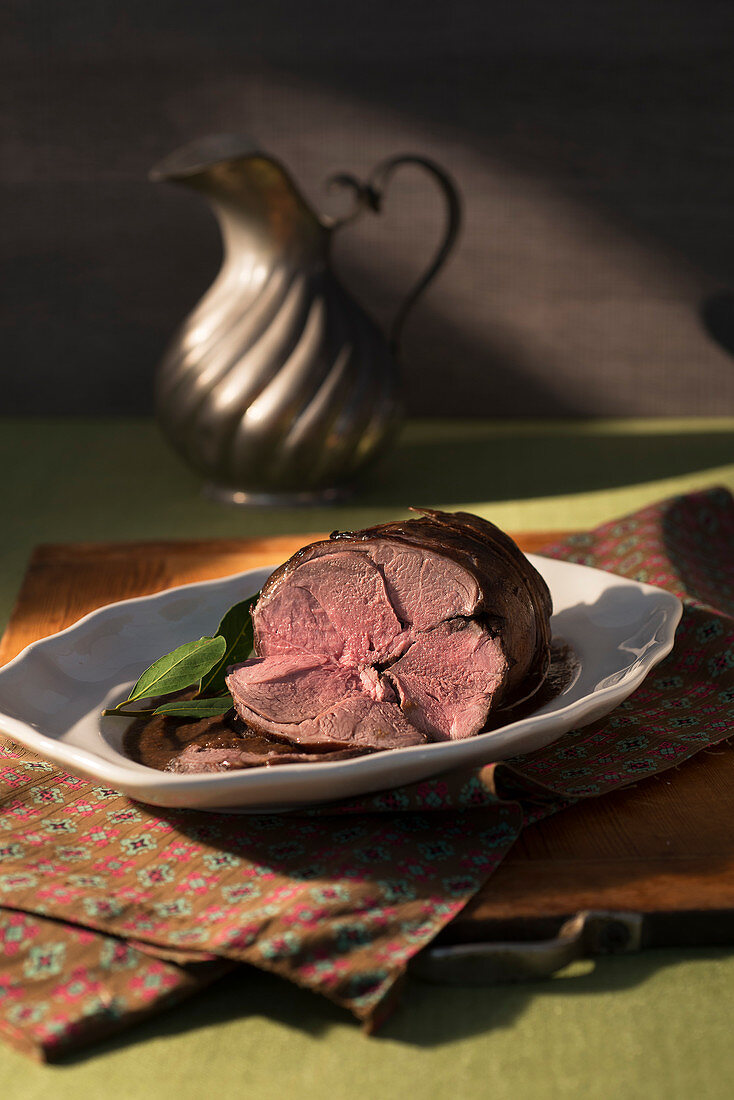 Gamsschlegel in Weinsauce (Gämsenbraten, Österreich)