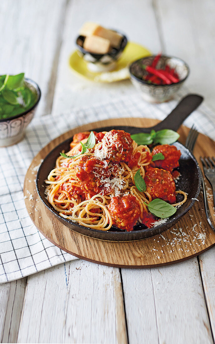Kürbis-Geflügelbällchen mit Tomatensauce auf Spaghetti