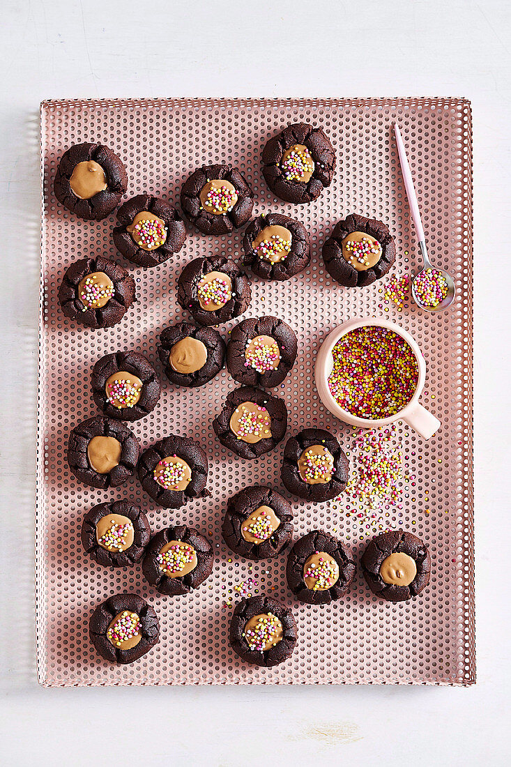 Thumbprint Cookies mit Milchschokolade und Zuckerperlen