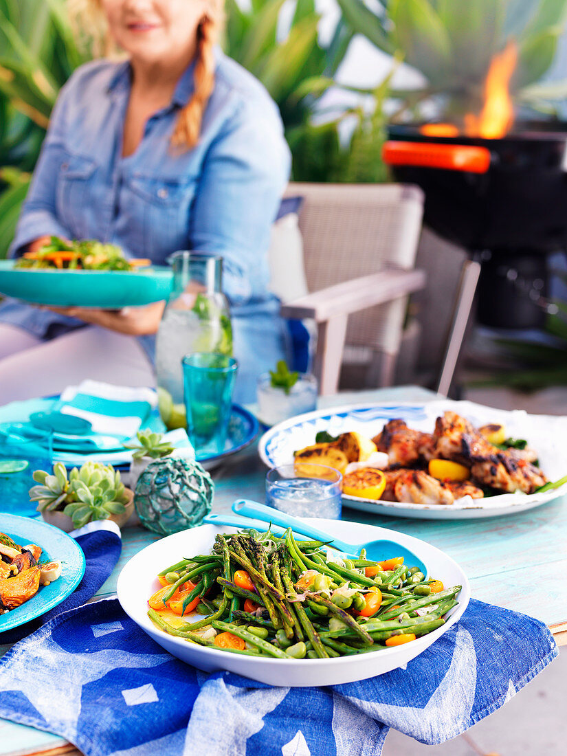 Gedeckter Tisch mit Sommersalat und Grillteller