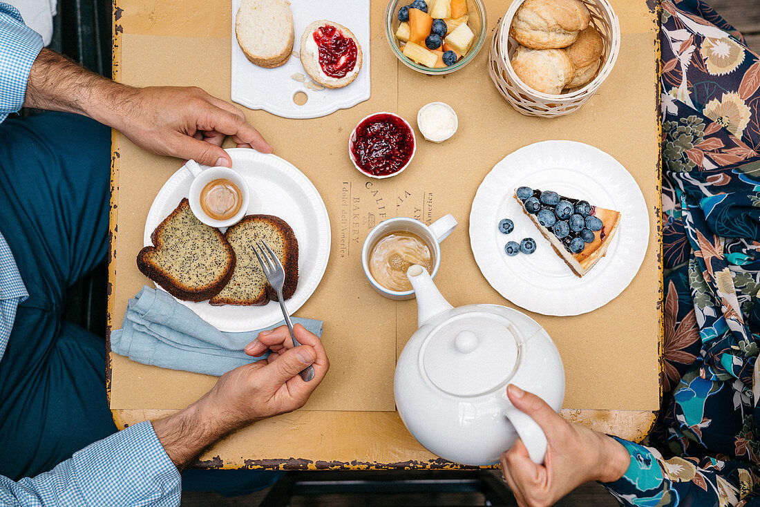 Mohnkuchen, Cheesecake und Scones zu Tee und Kaffee