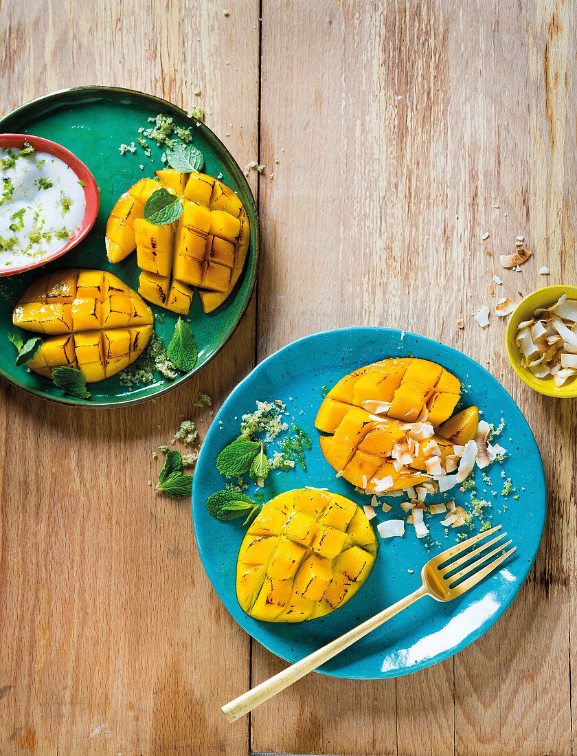 Mango mit geschlagener Kokoscreme und Limettenzucker