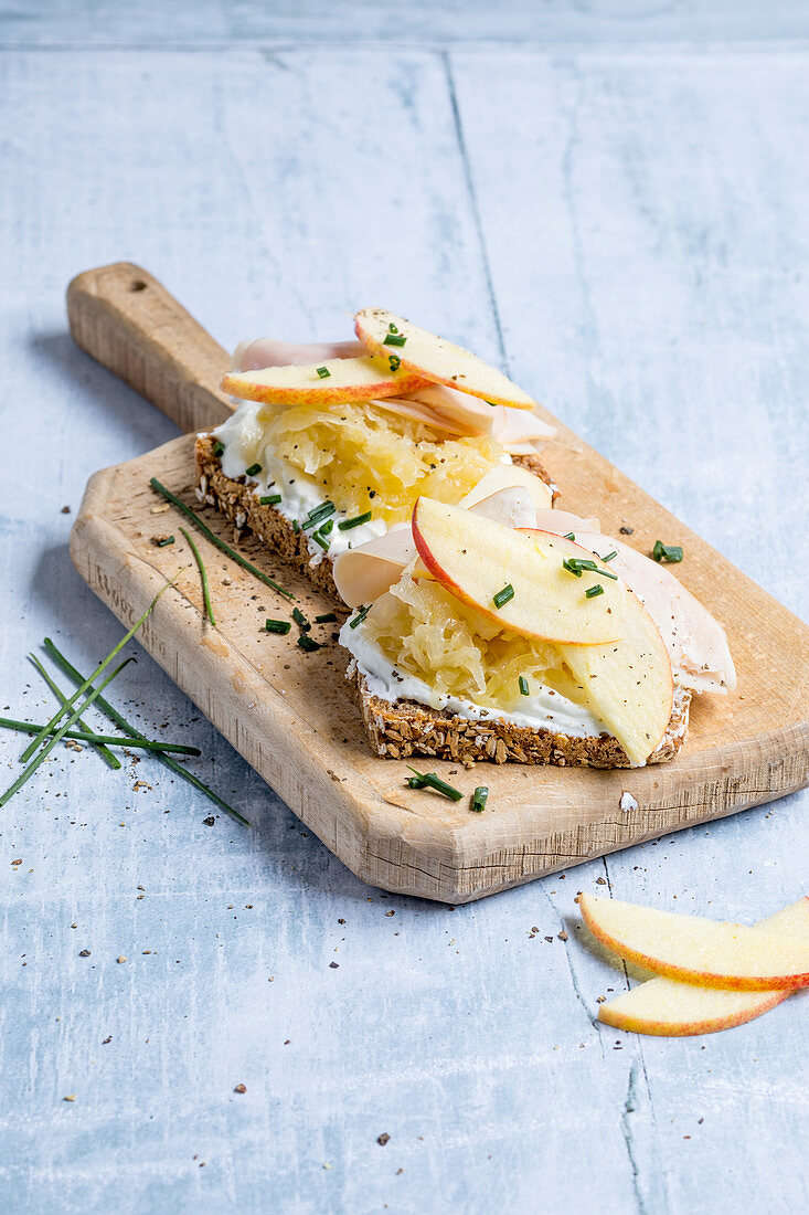 Sauerkrautschnitten mit Putenschinken und Apfel