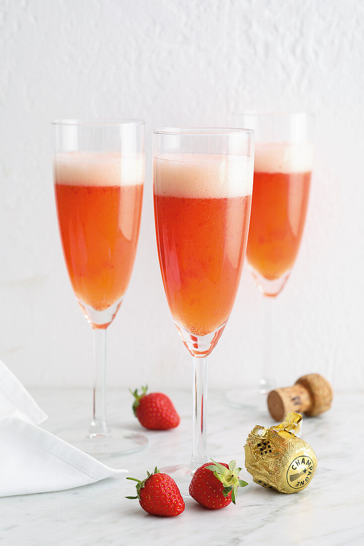 Erdbeer-Champagner-Aperitif
