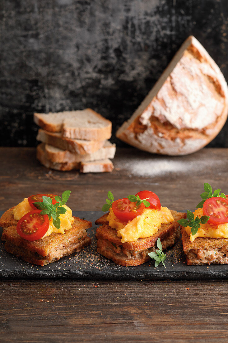 Stuffed country bread with scrambled egg