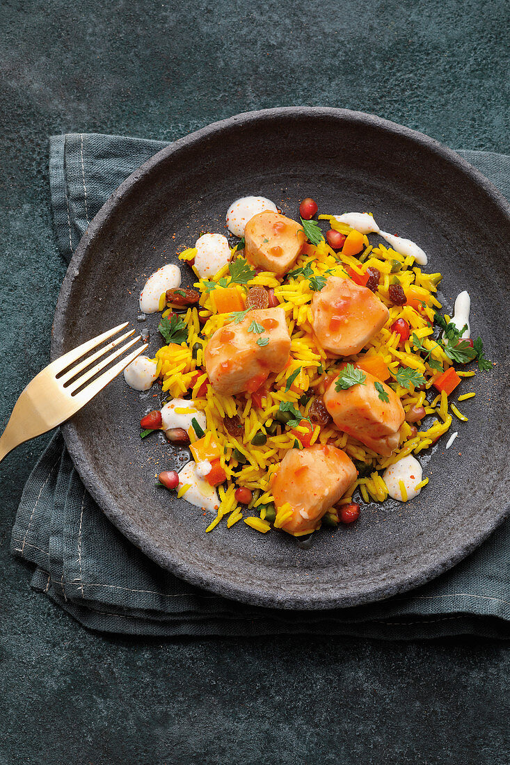 Juwelenreis mit Hähnchen und Knoblauch-Vanille-Joghurt