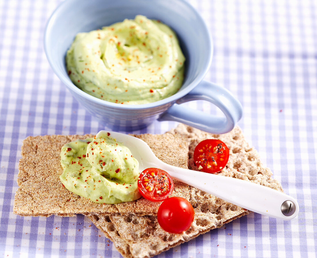 Avocadocreme mit Frischkäse auf Knäckebrot