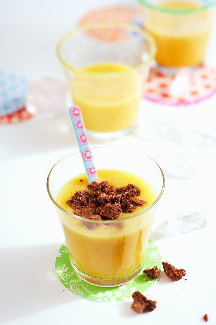 Papaya smoothie with banana and biscuit crumbs